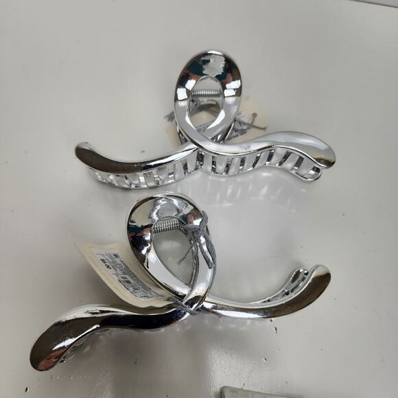 Target Universal Thread Set of 4 Silver Colored Plastic Butterfly Hair Clips NWT - Picture 3 of 7